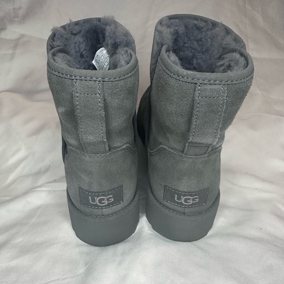 Women’s UGG boots in a size 6.5 (4.5-5 in kids) - Picture 2 of 5